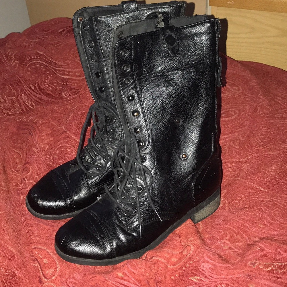 Black combat boots perfect for the season
